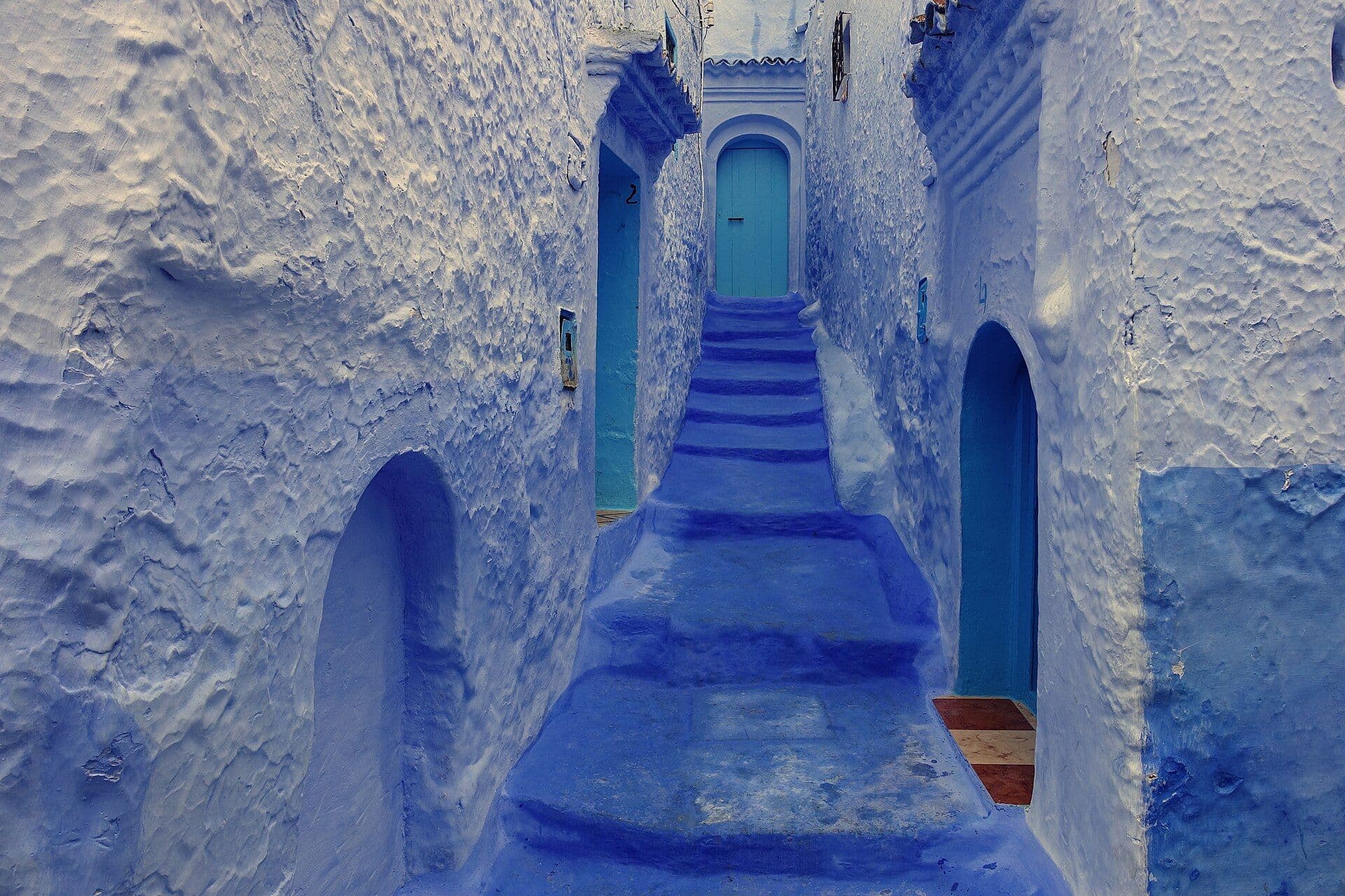 Een blauw geschilderde trap en huizen in de medina van Chefchaouen