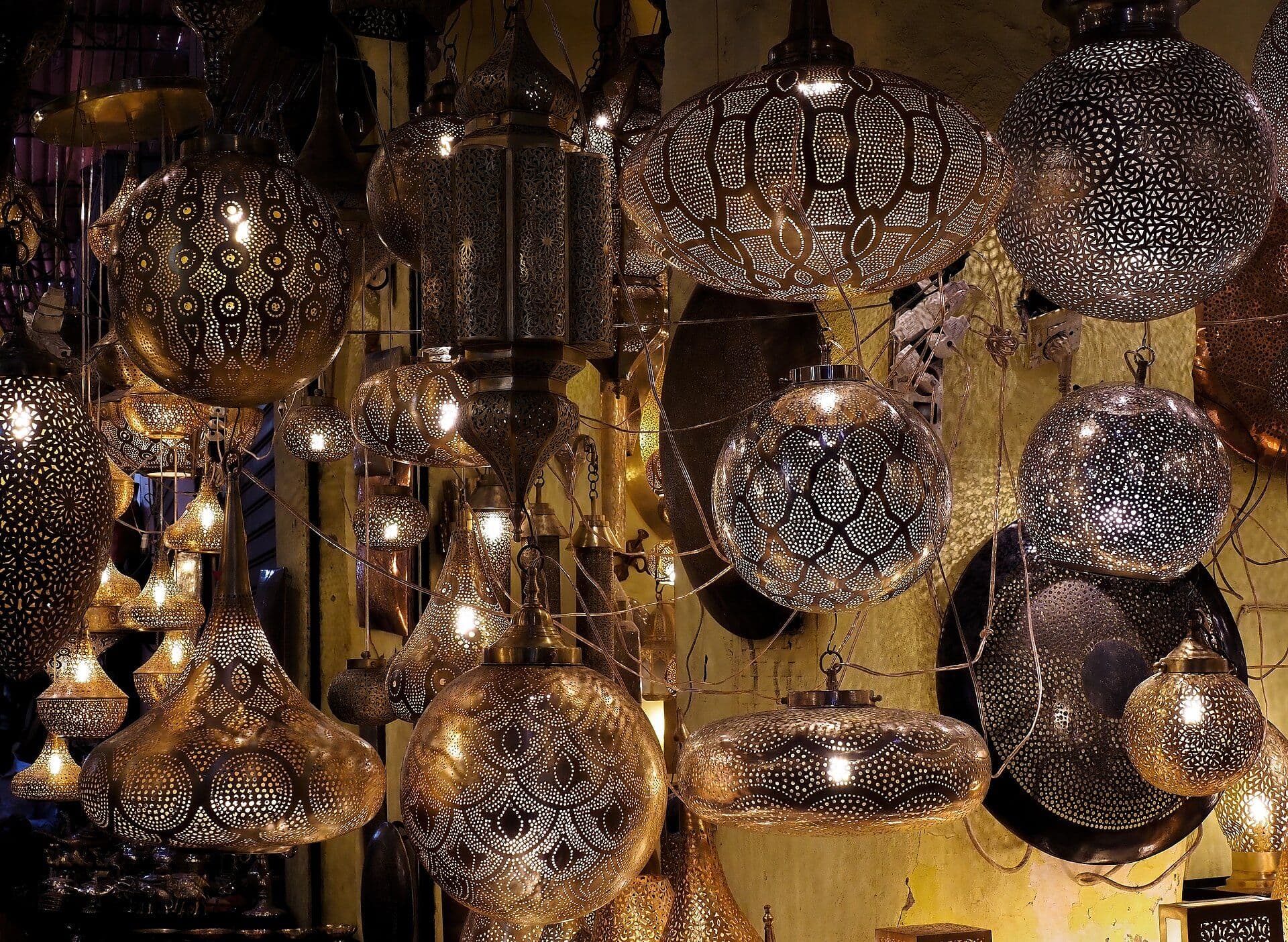 Koperen lantaarns in een winkel in de souk van Marrakesh