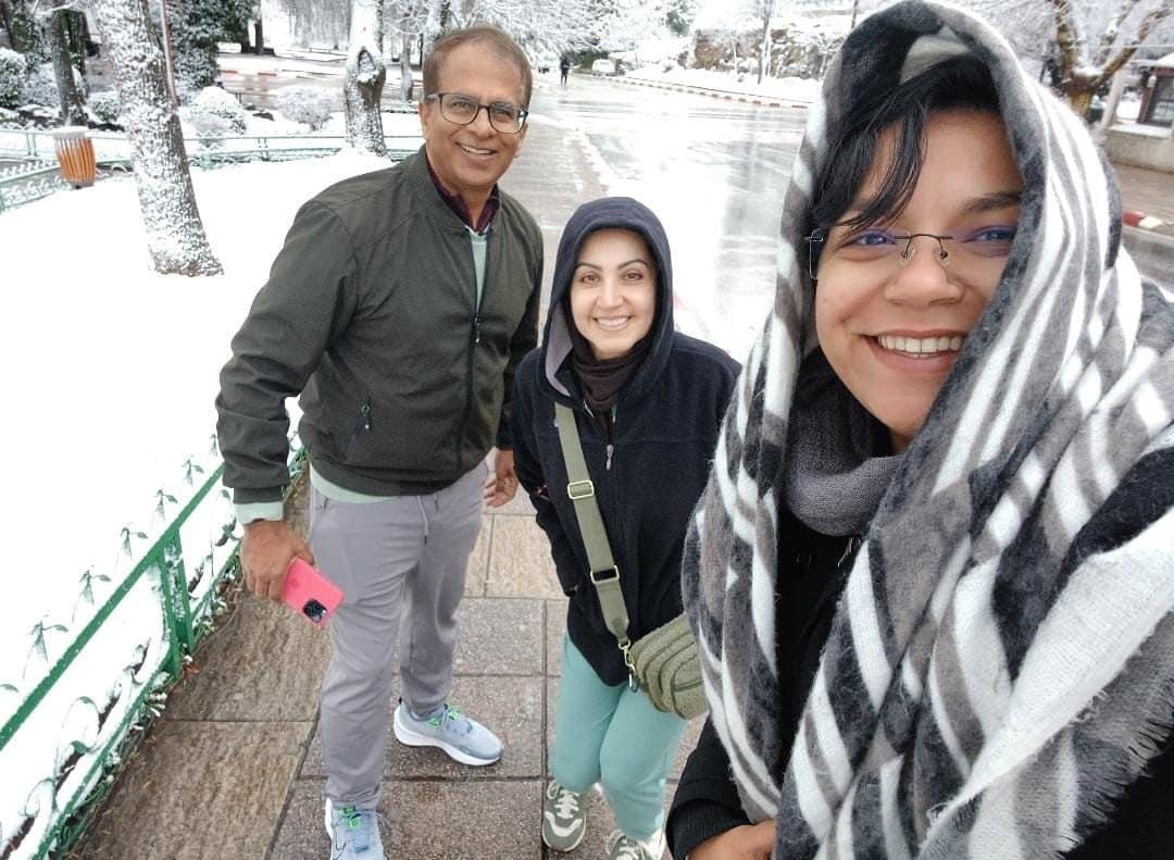 Selfie van drie reizigers in een besneeuwde straat